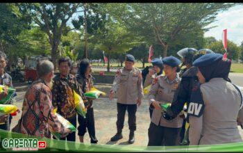 Humanis di Garis Depan, Brimob Jambi Bagikan Tali Asih kepada Massa Aksi Damai Masyarakat SAD