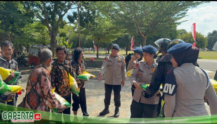 Humanis di Garis Depan, Brimob Jambi Bagikan Tali Asih kepada Massa Aksi Damai Masyarakat SAD