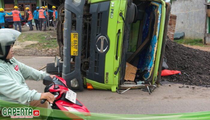 Lagi dan Lagi! Truk Batu Bara PT SGM Terbalik di Tempino, Rumah Warga Jadi Korban: Kapolsek Harus Berani Bertindak!