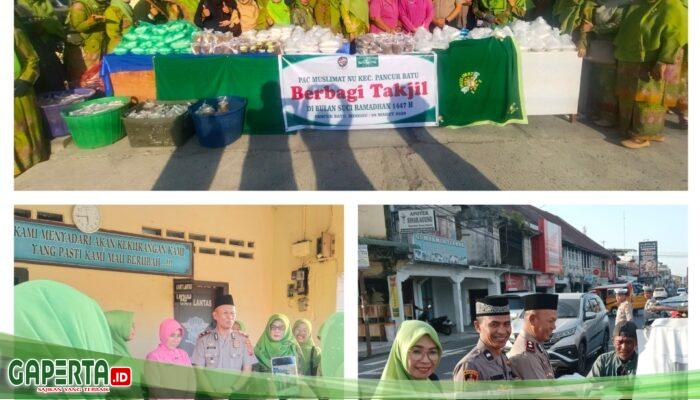 Polsek Pancurbatu bersama Muslimmat NU Bagikan Takjil Ke Pengendara