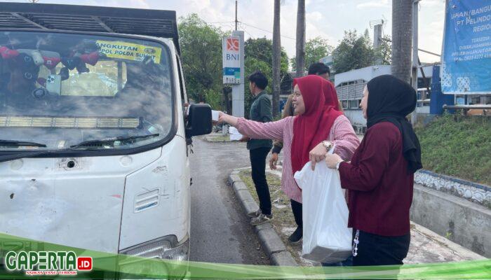 PT PIL Bagikan Nasi Kotak Dan Takjil Pada Pengguna Jalan Dan Warga Di Bulan Suci Ramadhan