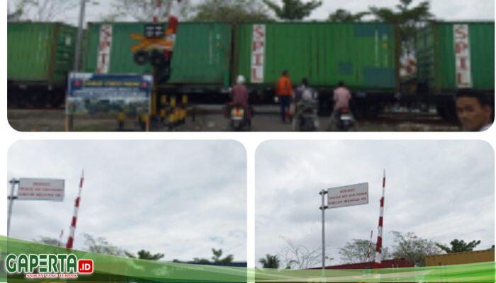 Diminta pada PT KAI Segera Perbaiki Palang Rel Kereta Api Yang Rusak Di Perbatasan kelurahan Pekan Labuhan Dan Kampung Nelayan