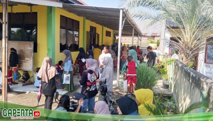 Masyarakat Kelurahan Nelayan Indah Dengan Tertib Ambil Bantuan Beras Dan Minyak Goreng dari pemerintah