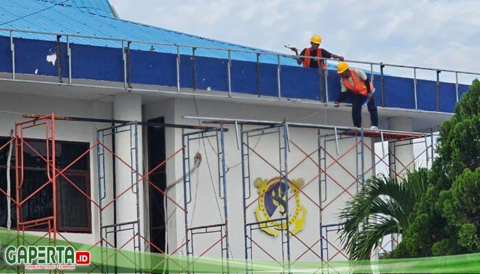 Pekerja Perbaikan Kantor KSOP Dumai di Lantai 2 Diduga Tidak Gunakan Body Harness
