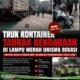 Truk Kontainer Tabrak Kendaraan di Lampu Merah Unisma Bekasi