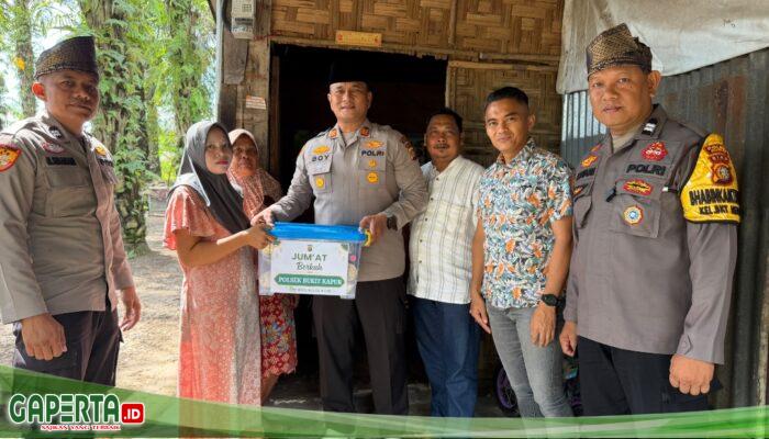 Kapolsek Bukit Kapur Salur Bantuan Jumat Berkah di Bukit Nenas