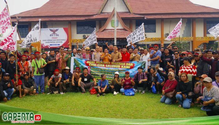 Ratusan Warga Tiga Desa Ketungau Hilir Geruduk Kantor Bupati Sintang, Tuntut Plasma 30 Persen di Dalam HGU dan Pengembalian Lahan